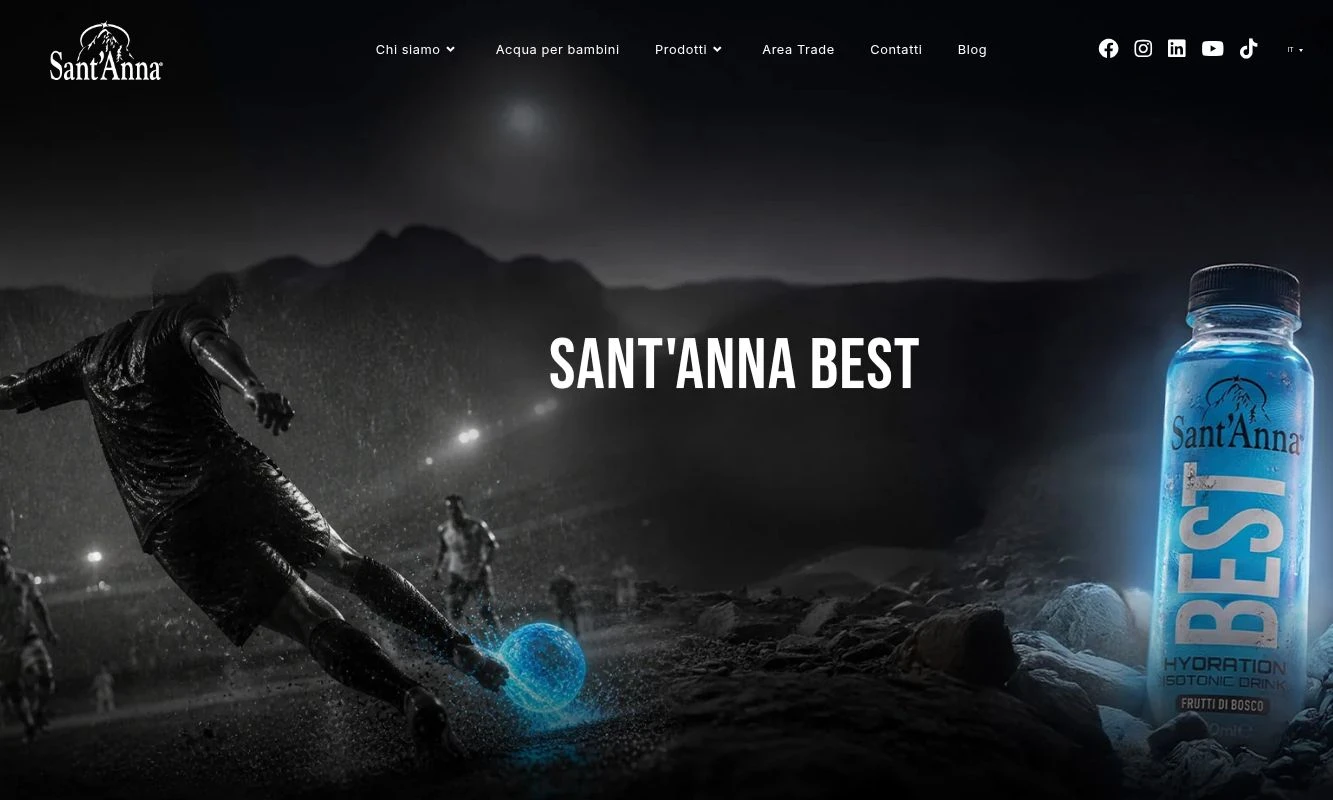 Pagina Sant’Anna BEST: scena sportiva scura e bottiglia blu