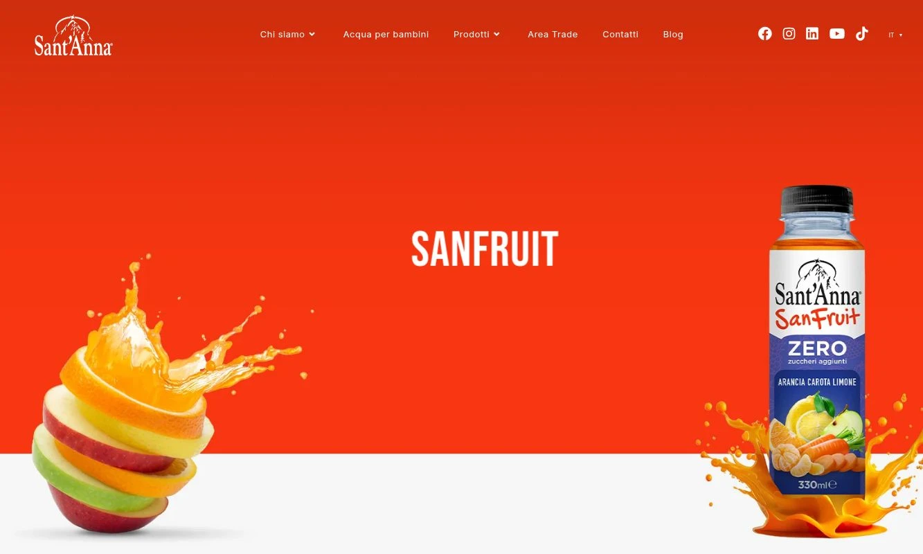 Pagina SanFruit: sfondo arancio, frutta e splash attorno al prodotto